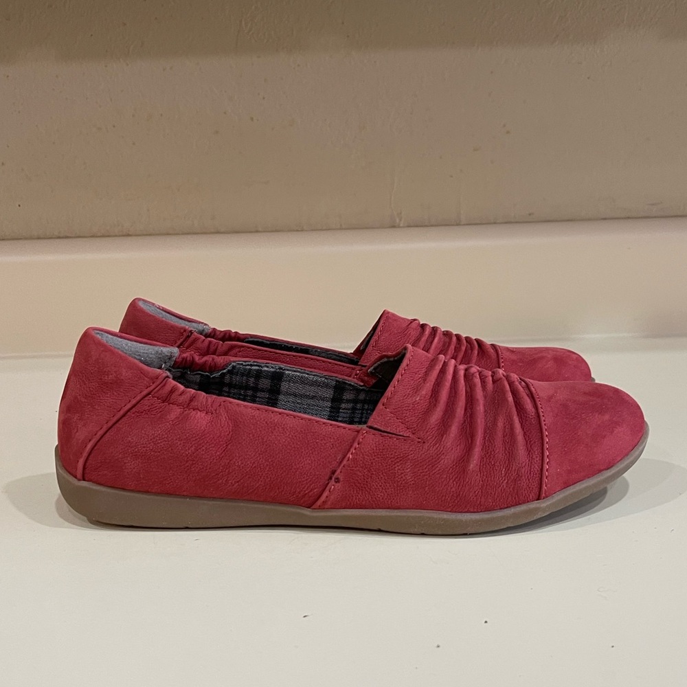Womens Earth Origins Red Suede Flats -Size 9.5